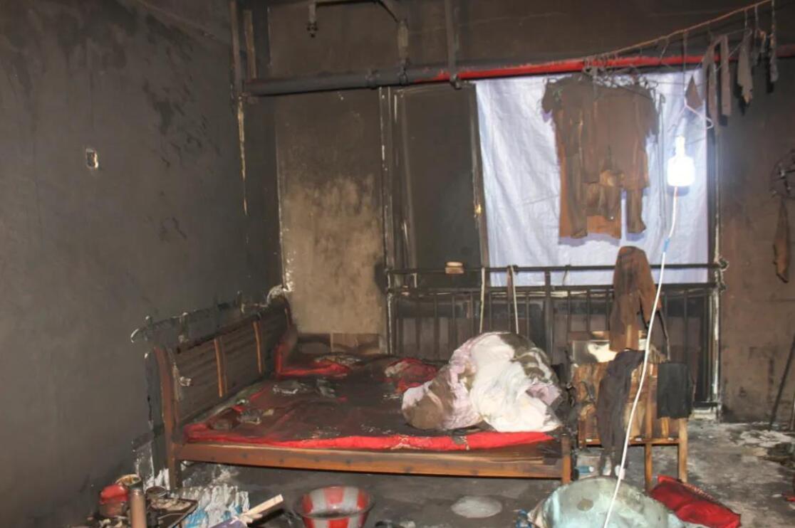 35平米商铺:仓储住人做饭……7条命没了!